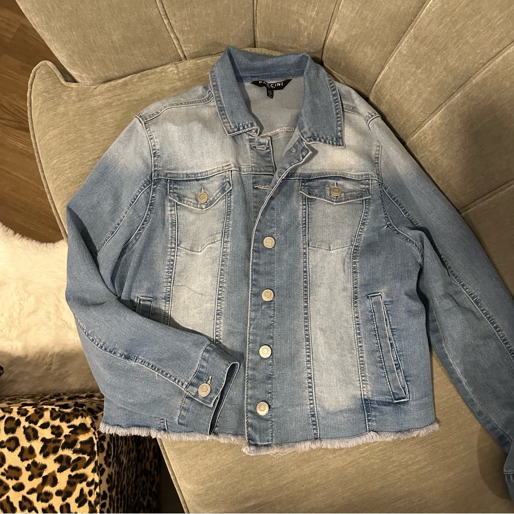 CLOSET SALE 🛍️
Baccini Classic Blue Denim Jacket